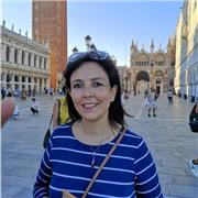 Docente di spagnolo impartisce lezioni per studenti di tutte le età